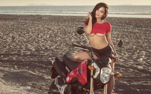 Бритни рядом с Honda Grom
